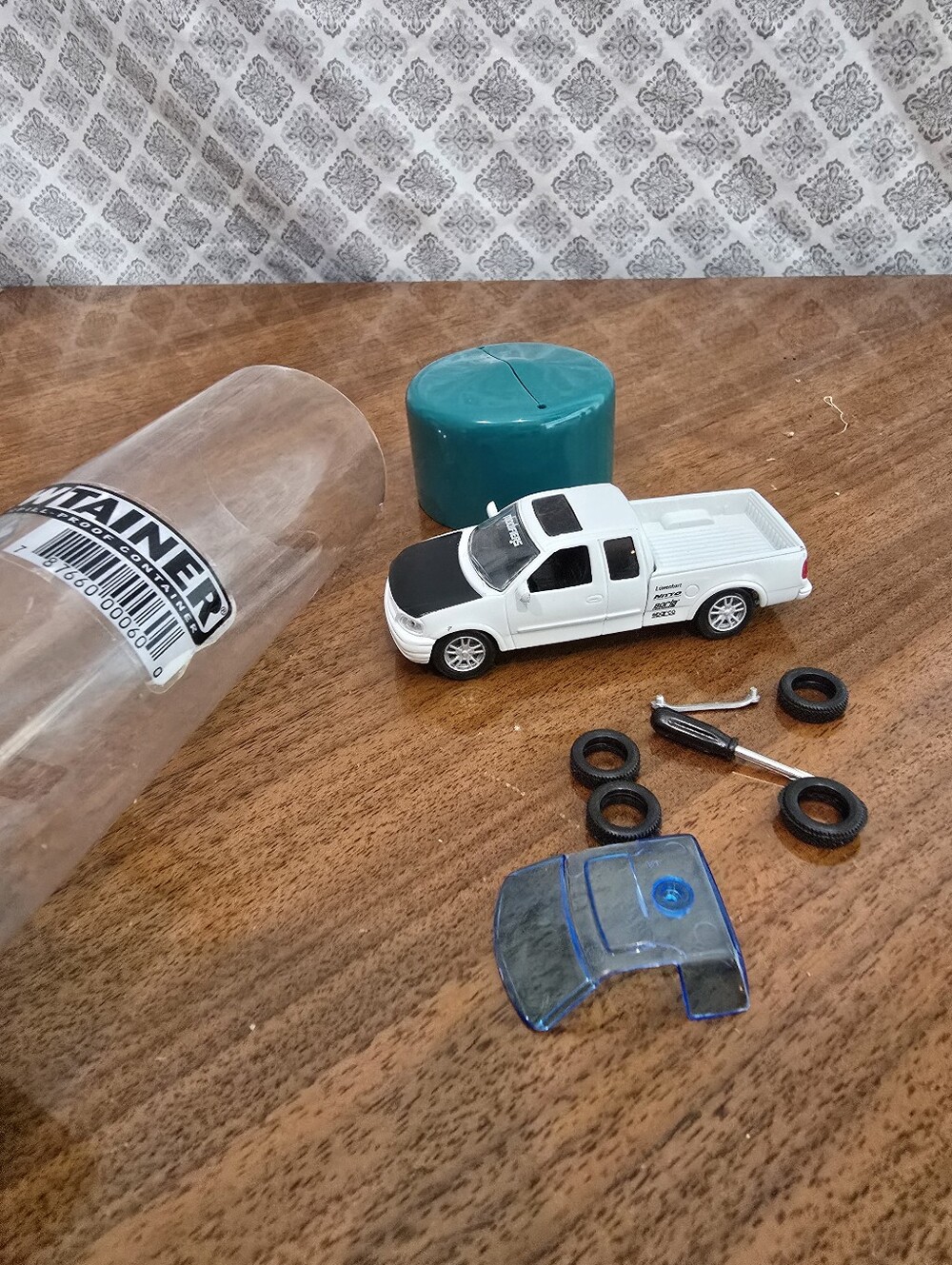 Vintage 2000 Modifiers Die-Cast White Ford F-150 XLT Truck Set with Viewtainer